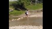 คลิปโป๊ออนไลน์ Caminando casi desnuda en un rio ร้อน 2023
